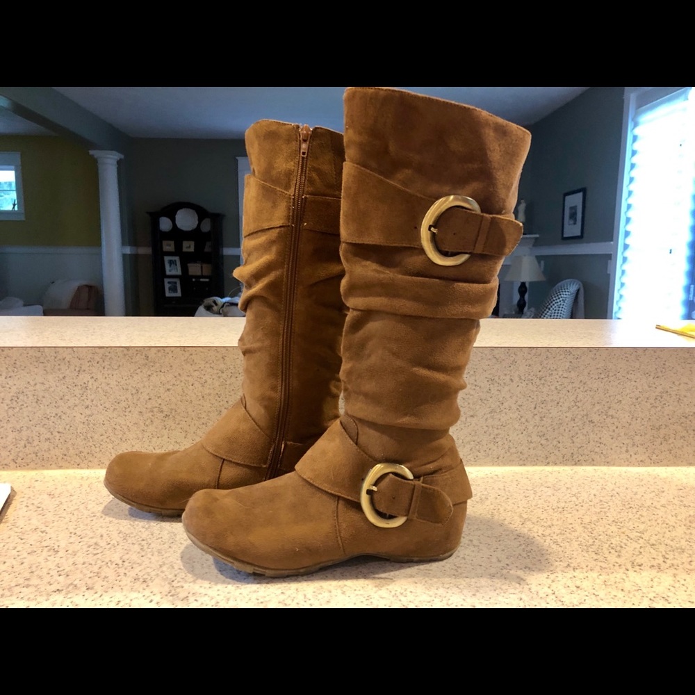 Brinley Co. Size 8 Brown Suede Boots